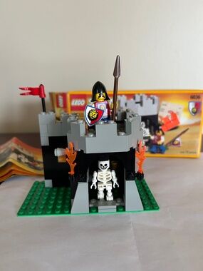 Lego 6036, Skeleton Surprise